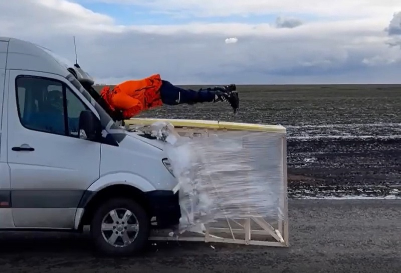 Российский каскадёр первым в мире пролетел маршрутку насквозь. Видео