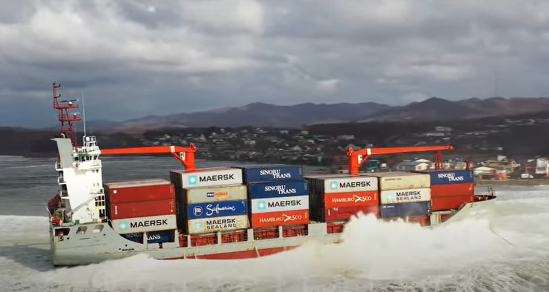 В море у российского берега гниёт контейнеровоз со 130 тоннами нефтепродуктов