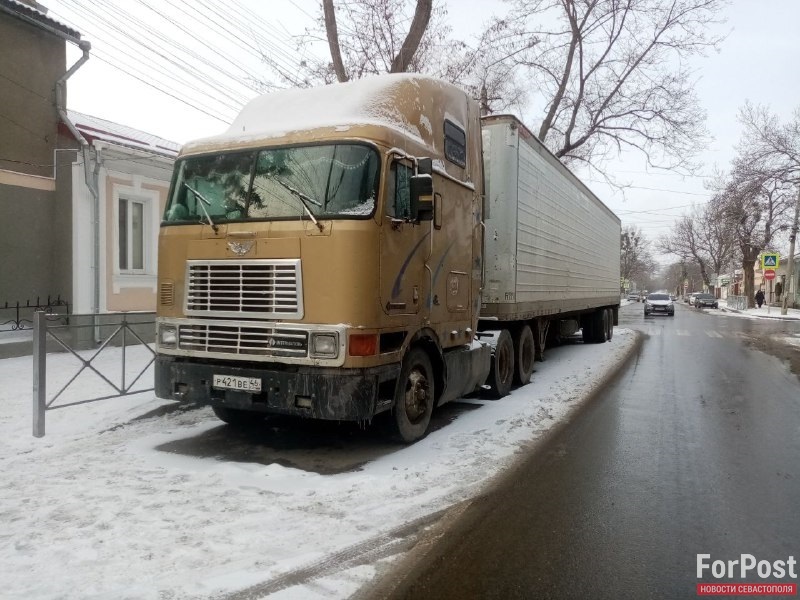 Крымчане спасают курского дальнобойщика от зимовки в грузовике