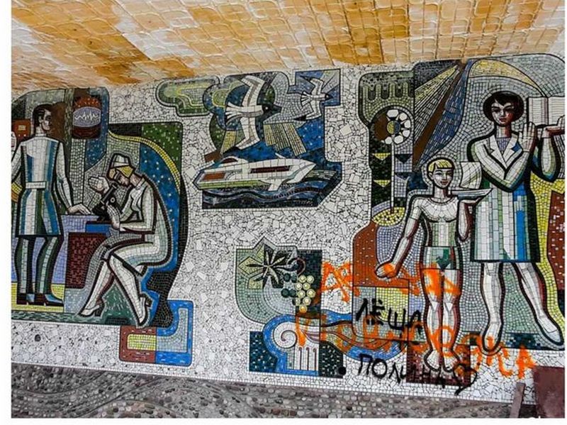 Общественность Евпатории просит спасти монументальную мозаику от демонтажа