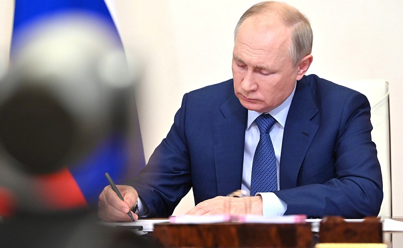 Путин потребовал обеспечить рост доходов россиян на 2,5%