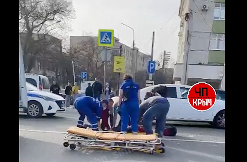 В центре крымской столицы автомобиль сбил девочку-подростка