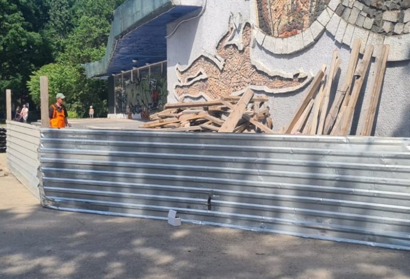 В Гагаринском парке крымской столицы вырос новый забор