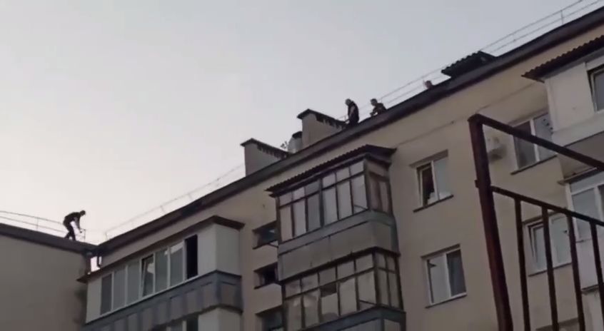 Бегавшего на крыше многоэтажки гражданина с ножом отправили в психбольницу Севастополя