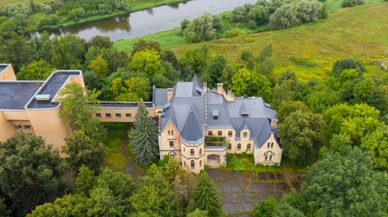 В России продают неоготический замок, где гостили Левитан и Чехов