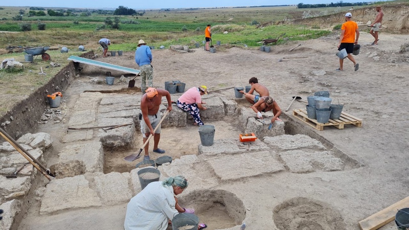 В Крыму археологи раскопали мраморный алтарь времён Боспорского царства