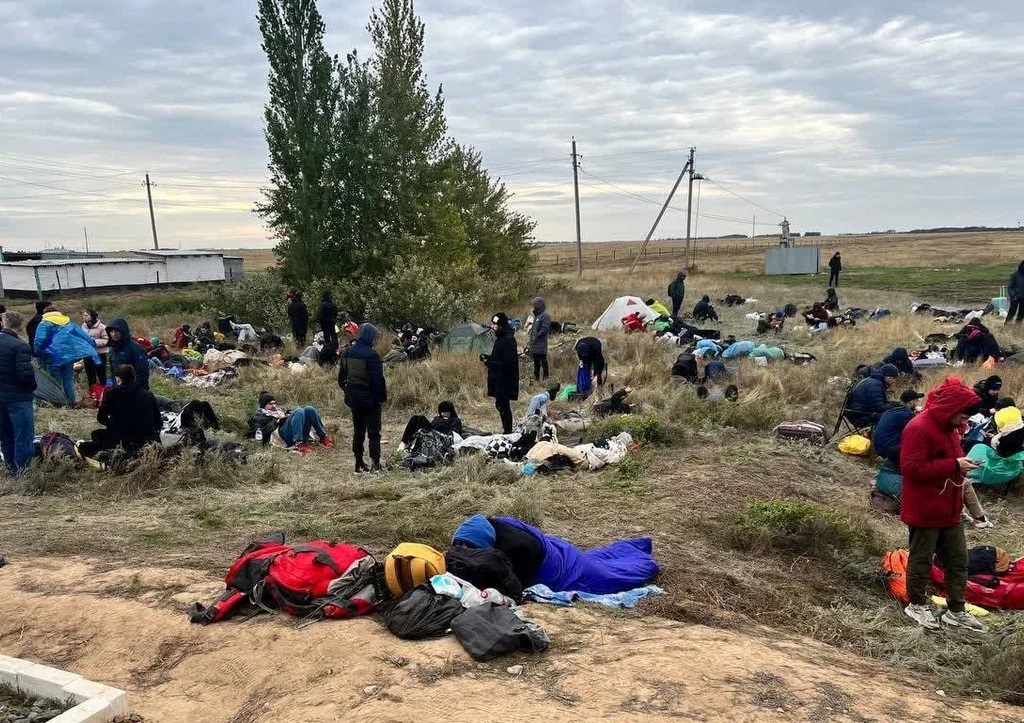 Застрявшие на границе уклонисты голодают, ночуют в поле и греются у костров