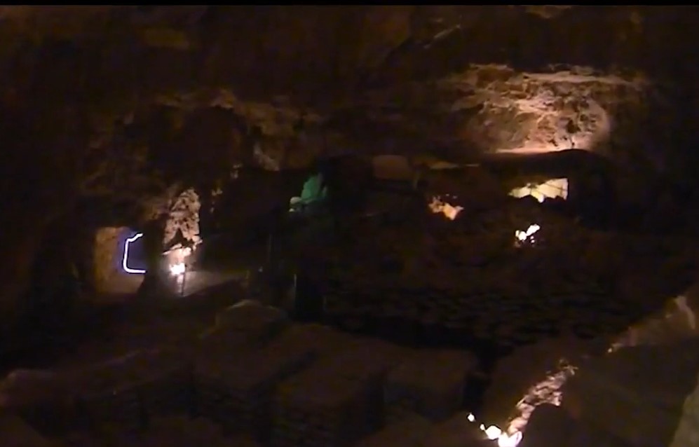 Туристы с детьми застряли в подземной пещере