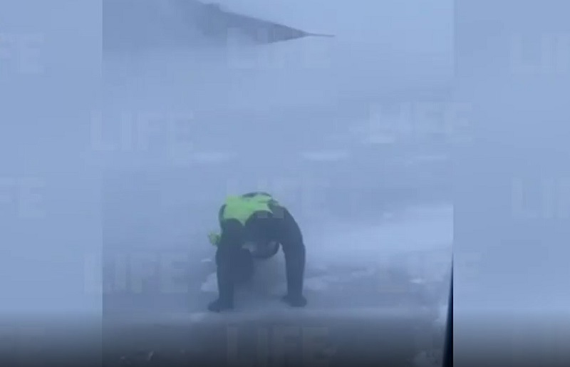 Работник аэродрома снял, как ветер таскает человека по «взлётке»