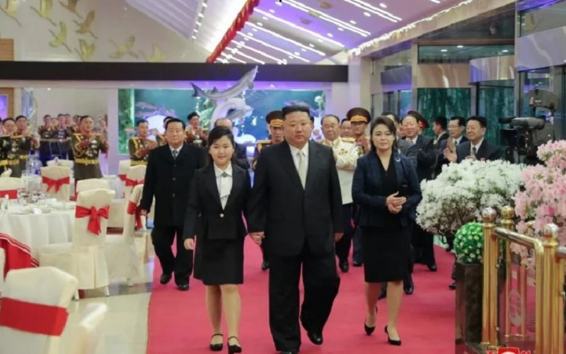 Три причины: зачем Ким Чен Ын стал показывать свою дочь КНДР и миру