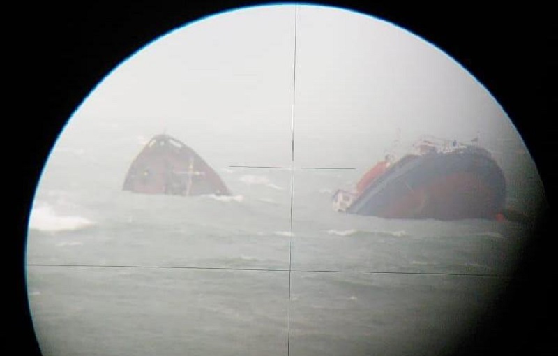 В Чёрном море при шторме переломило сухогруз — судно затонуло