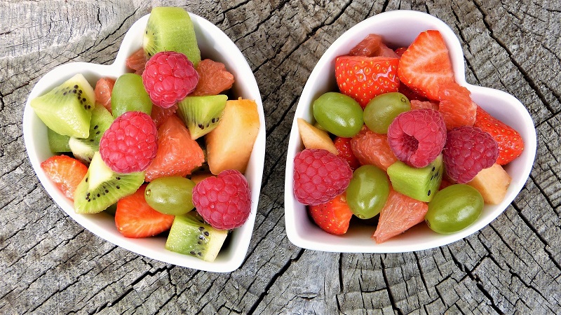 Перечислены фрукты и ягоды, которые помогают похудеть 
