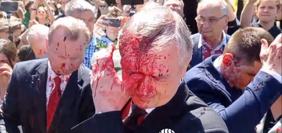 Посла России в Польше снова атаковали во время возложения цветов