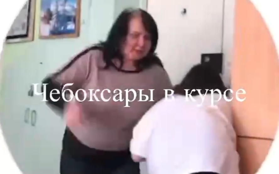 Учительница при всём классе пнула школьницу в живот