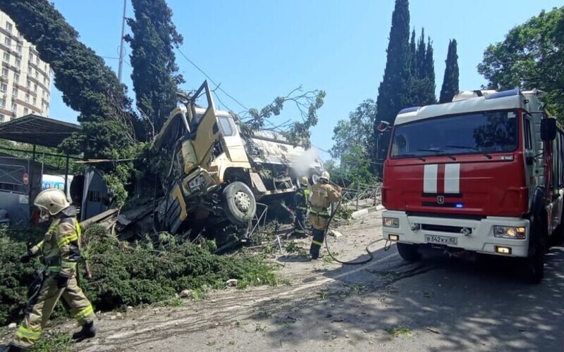 На ЮБК грузовик разрушил здание мусороуборочной компании