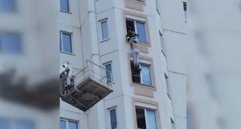 Как спасатели удержали девушку от падения с 15-го этажа — «зубами держали, если честно»