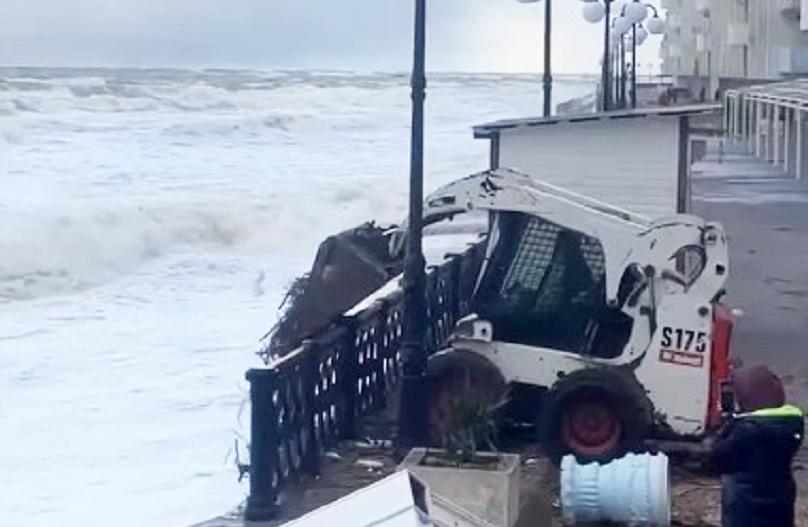 В Севастополе мусор с набережной сбрасывают прямо в море