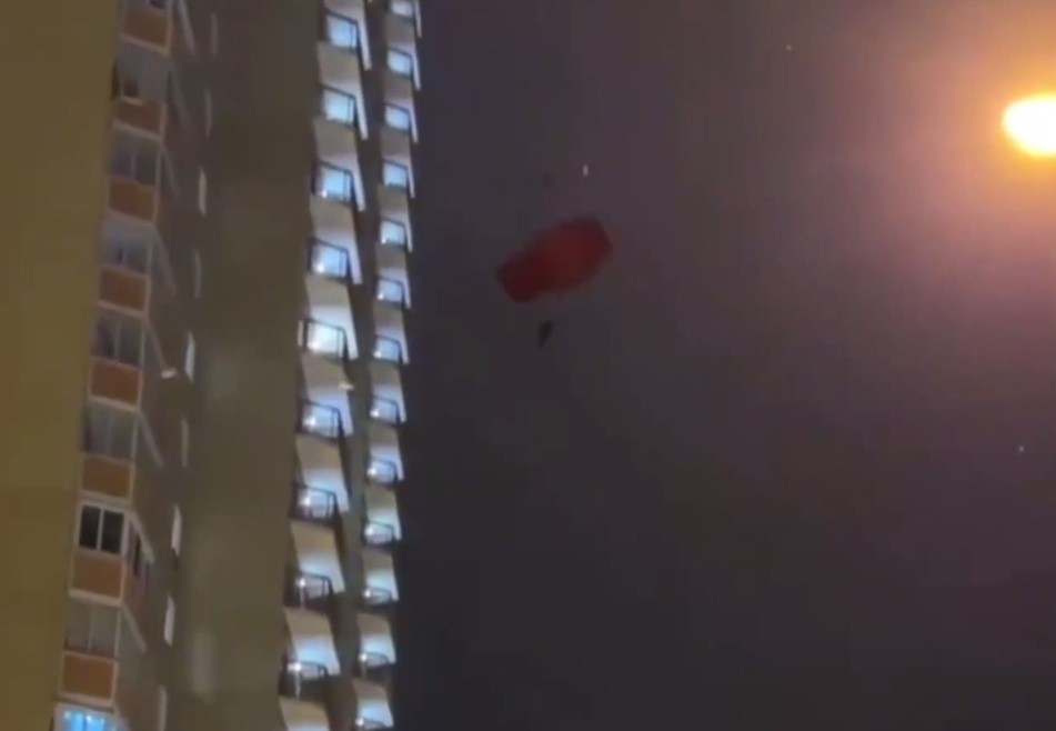 Экстремал спрыгнул с балкона многоэтажки с парашютом 