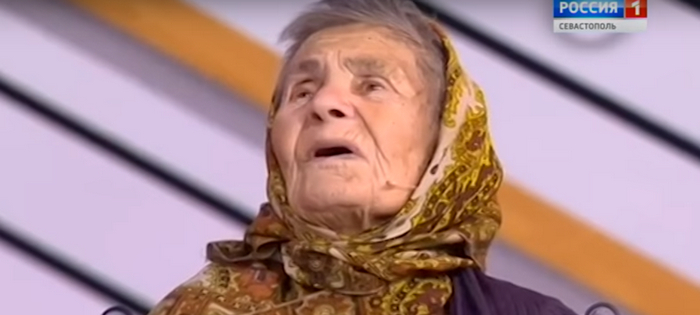 Почему плачет бабушка. Бабушка плачет провожая. Жириновский бабуля плачет. Почему бабушки плачут.