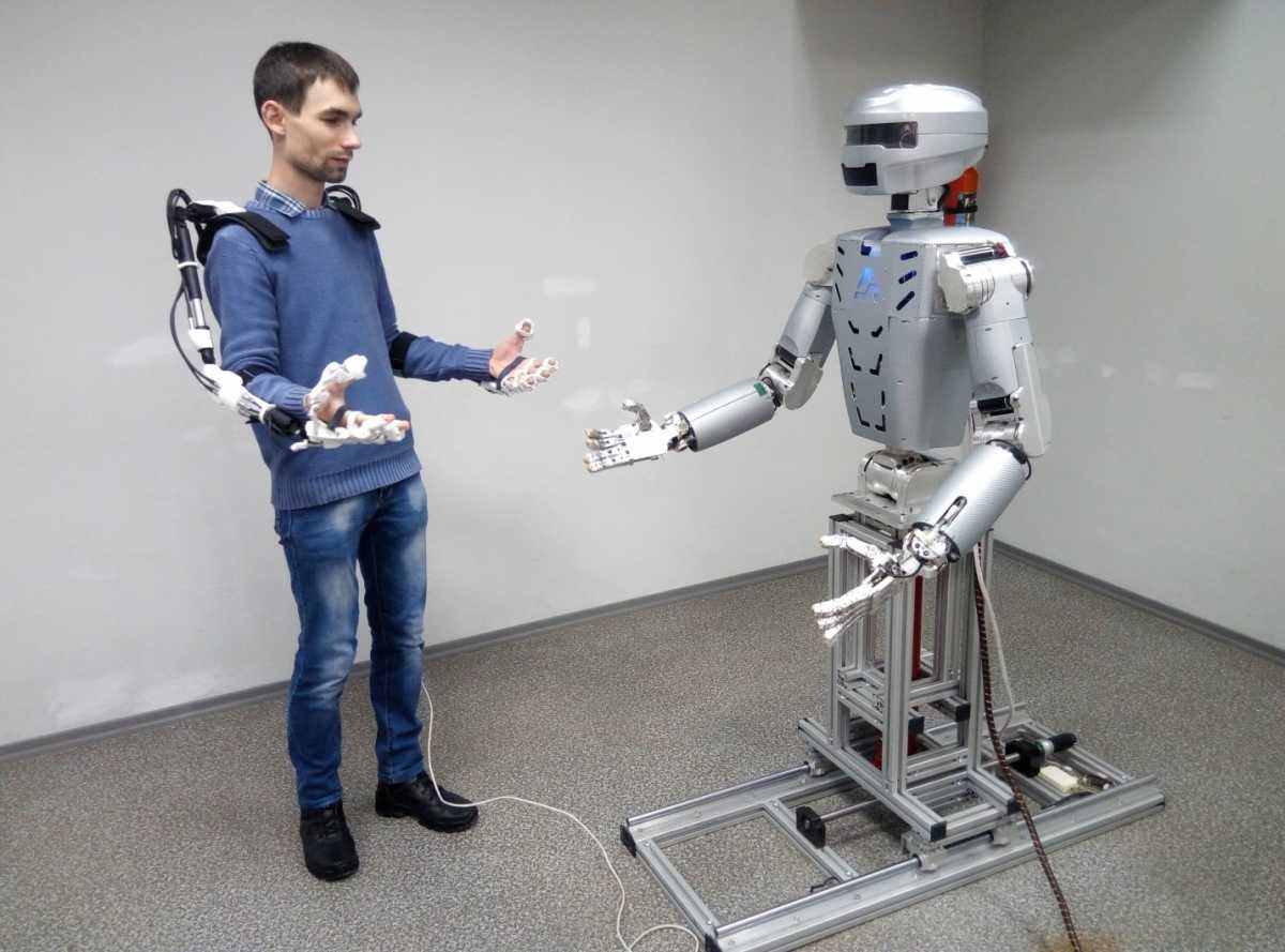 Продвинутый робот. Антропоморфный робот. Человекоподобный робот. SAR 400 робот. Роботы реальные.