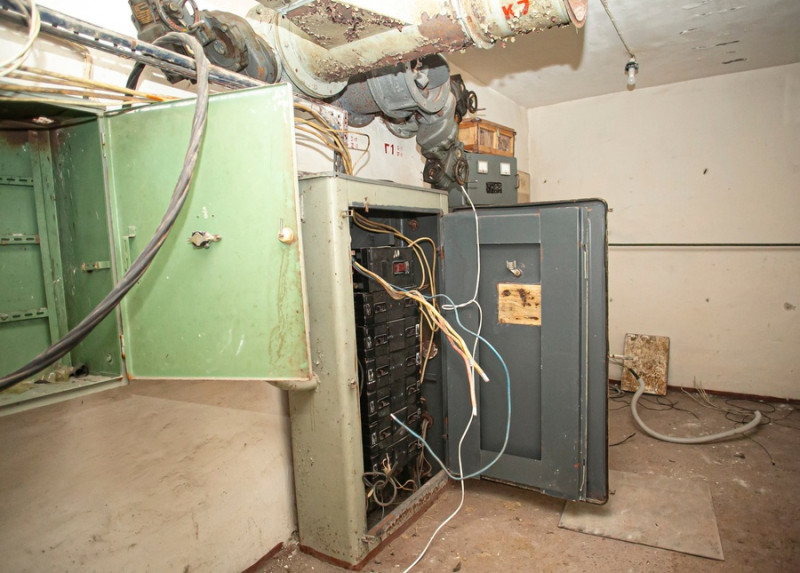Сломанный электрический щиток бункер