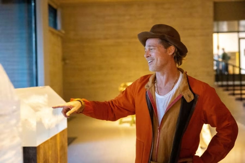 Брэд Питт на выставке