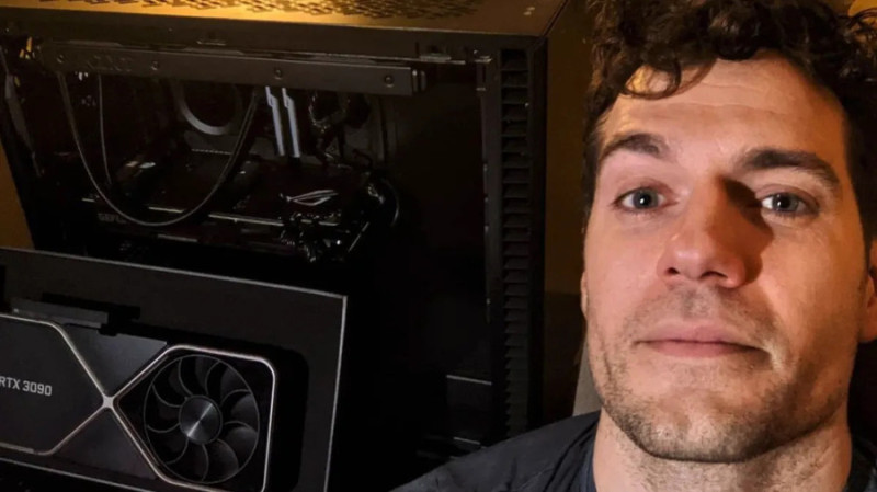 Генри Кавилл собирает компьютер