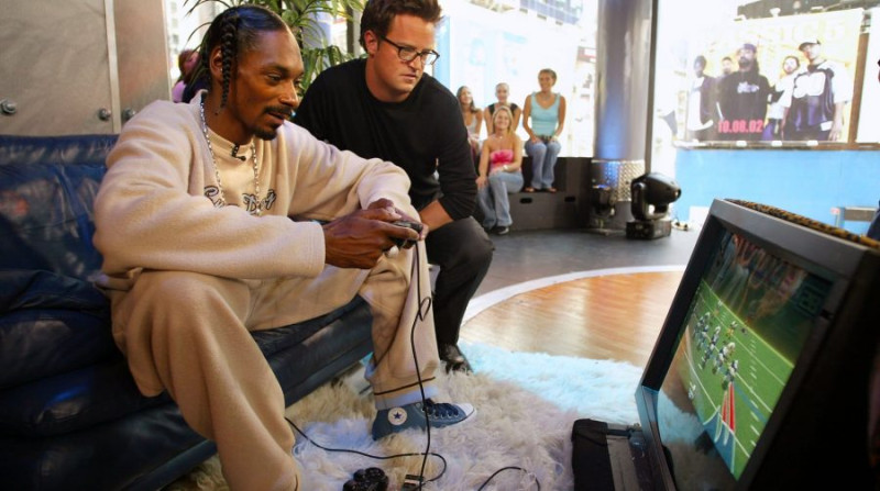 Снуп Дог играет в приставку