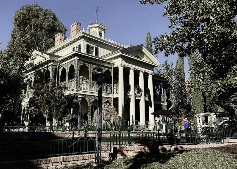 Особняк с привидениями