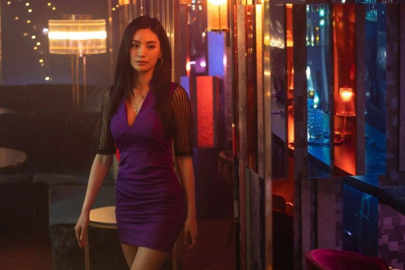 Девушка в маске смотреть