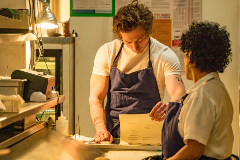 Медведь сериал Джереми Аллен Уайт