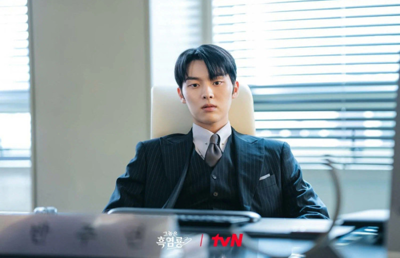 Этот парень черный огненный дракон