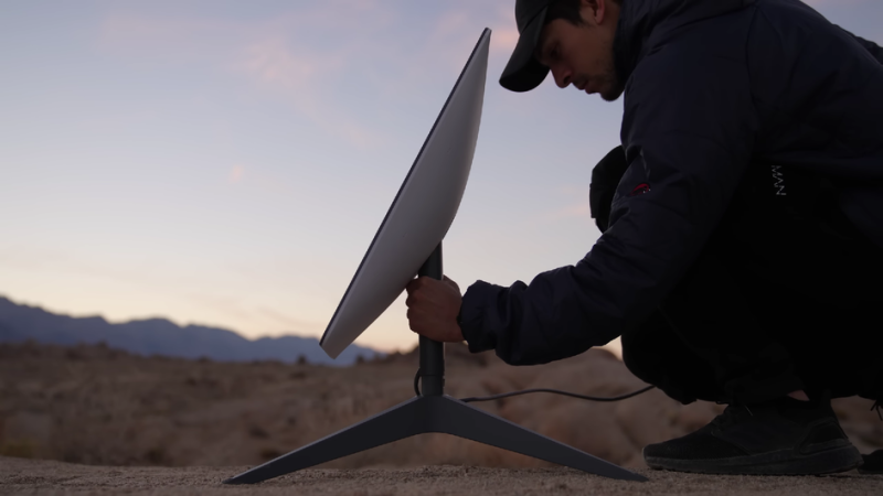 Терминалы легко устанавливаются и ловят сигнал спутников в любую погоду. Фото: YouTube-канал SpaceX