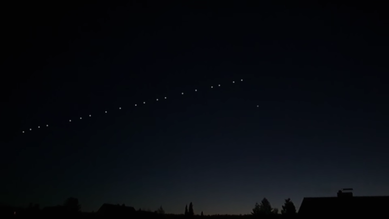 Цепочка спутников SpaceX в небе. Фото: YouTube-канал ViralVideoLab