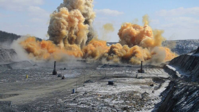 Взрывные работы на открытых горных разработках с использованием аммиачной селитры в составе промышленной взрывчатки / © Flickr.com.