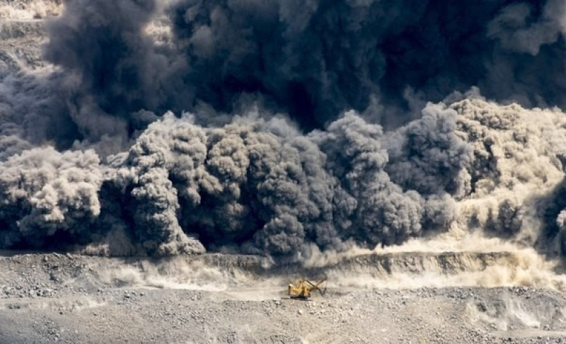 Массовый взрыв при производстве горных работ / © Flickr.com.
