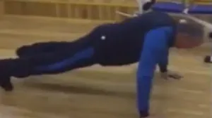 Аксенов упал и отжался