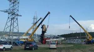 В Крыму автокран перевернулся из–за электроопоры