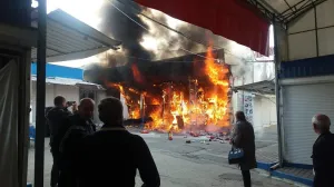 На главном рынке Симферополя полыхал большой павильон