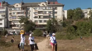 Сотни человек вышли на общегородской субботник в Севастополе