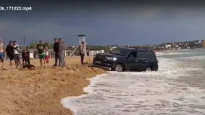 Море наказало внедорожник за «покатушки» по севастопольскому пляжу 