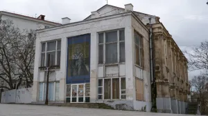 Уже не кинотеатр, но еще не костел: в Севастополе продолжает разрушаться «Дружба»