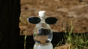 Крымские полицейские выловили из реки парня на плоту из пластиковых бутылок