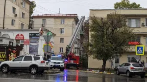 В Севастополе предположительно молнией выбило стекла из офисного здания