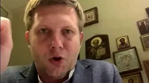 «Ты тлен и мусор»: уехавших россиян прокляли в прямом эфире