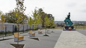 В память жертв трагедии в Керчи посадили клёны и розы