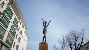 Памятник Майе Плисецкой в Москве.