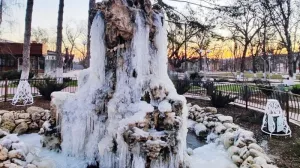 В Старом Крыму морозы превратили работающий фонтан в памятник Снежной королеве 