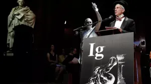 Шнобелевскую премию вручили за объяснение пристрастия ученых облизывать камни