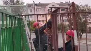 В Севастополе жильцам многоквартирного дома не дали отгородиться от мира 